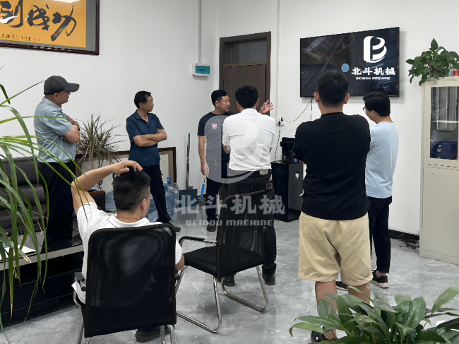 張工為客戶講解炭化設(shè)備設(shè)計(jì)理念與生產(chǎn)流程