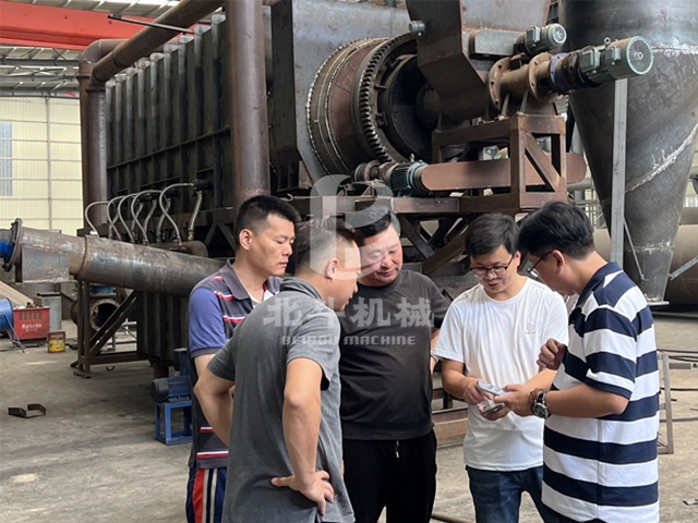 臺(tái)灣客戶(hù)參觀北斗機(jī)械垃圾炭化機(jī)制造現(xiàn)場(chǎng)